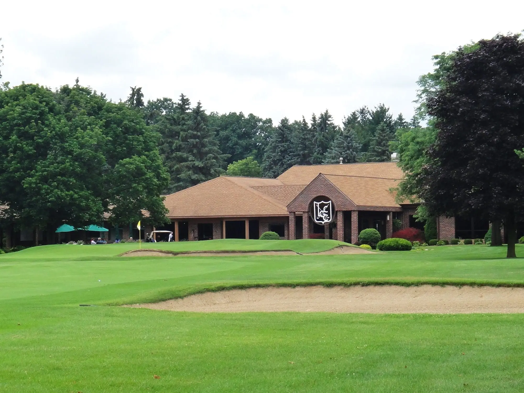 Clubhouse behind a bunker and manicured fairway